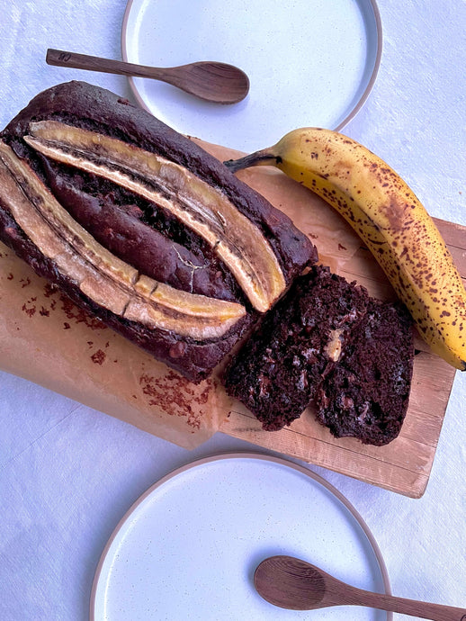 Pain aux bananes végétalien double chocolat à base d'ingrédients naturellement sans gluten